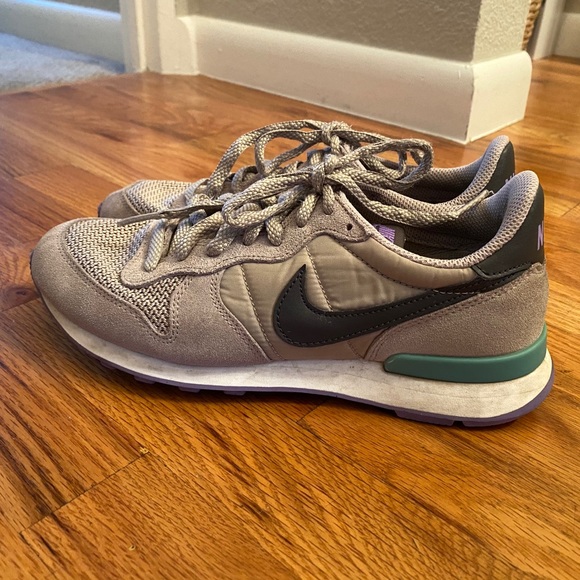 nike internationalist taupe